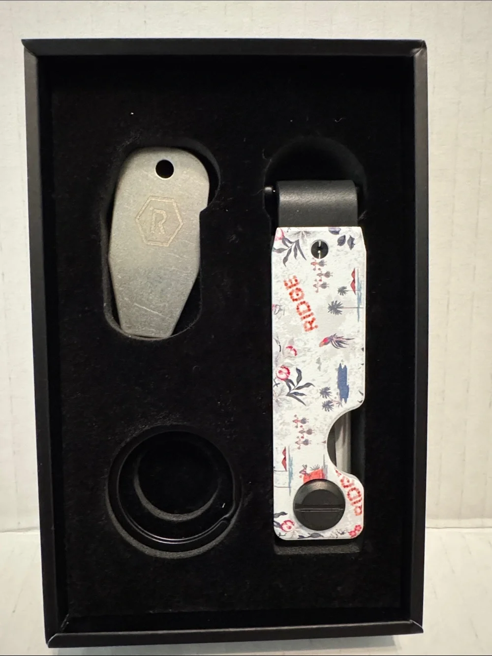 Ridge Keycase in White Aloha Print